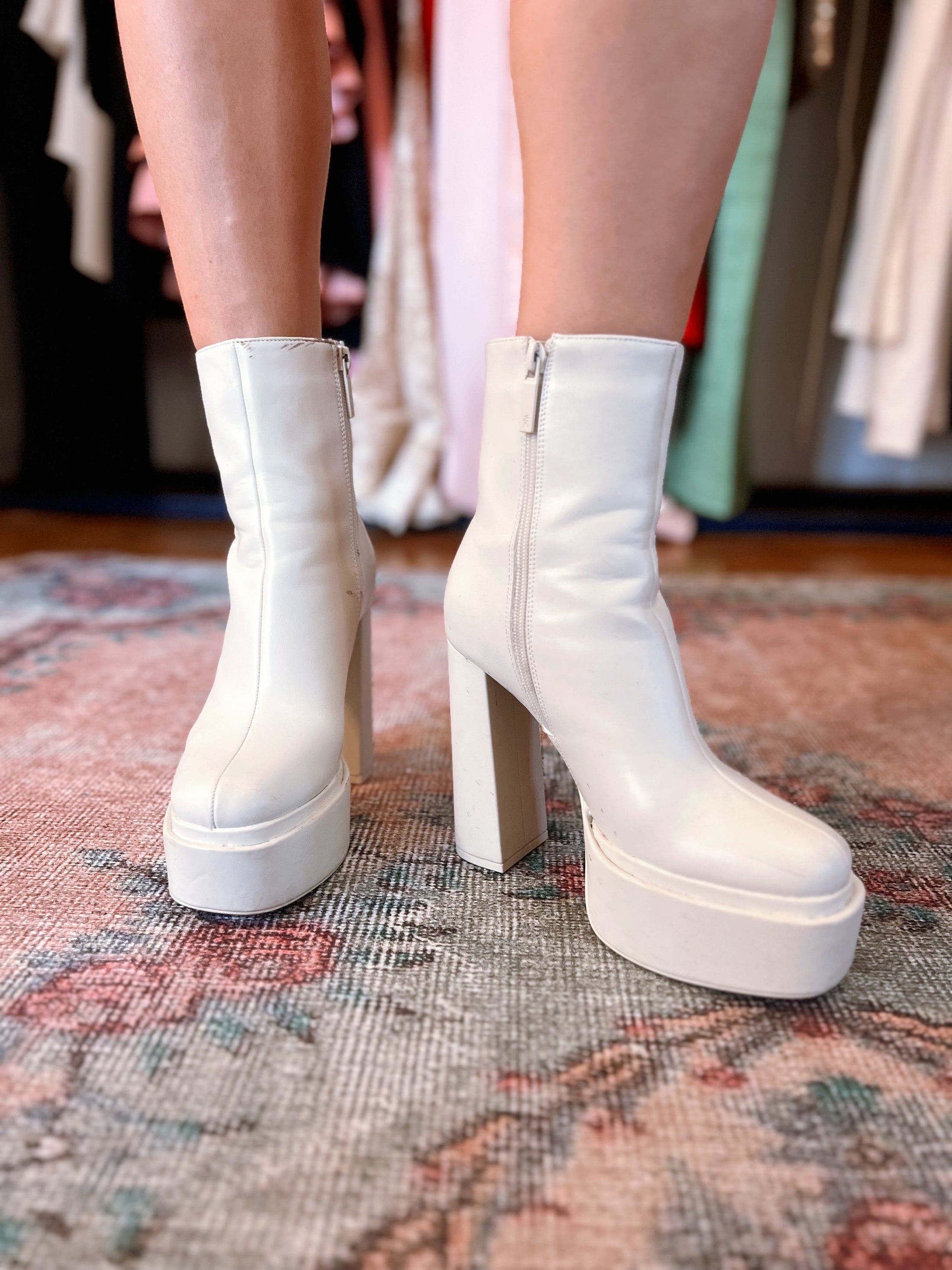 WHITE IT BOOTS